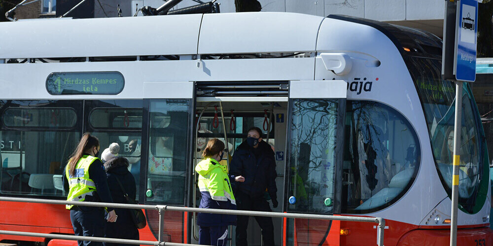 Policija turpina skaidrot Liepājas tramvaja vadītāja slepkavības motīvus; tiesa lems par piemērojamo drošības līdzekli