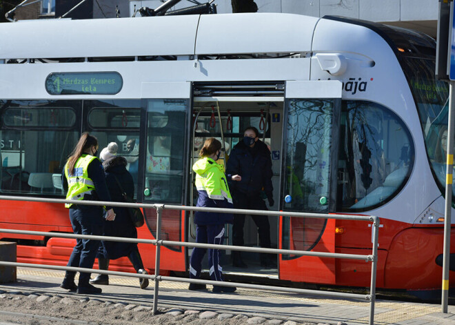 Policija turpina skaidrot Liepājas tramvaja vadītāja slepkavības motīvus; tiesa lems par piemērojamo drošības līdzekli