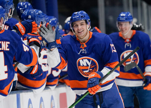 Viens no "Islanders" līderiem Metjū Barzals maču noslēdza ar "hat-trick", divām rezultatīvām piespēlēm un pozitīvu lietderības koeficientu +5.