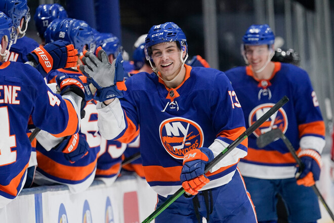 Viens no "Islanders" līderiem Metjū Barzals maču noslēdza ar "hat-trick", divām rezultatīvām piespēlēm un pozitīvu lietderības koeficientu +5.