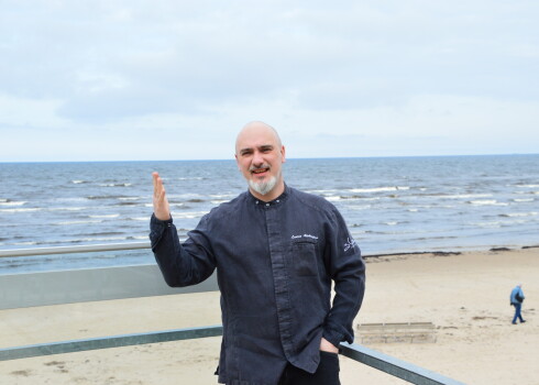 “Mūsu aktivitāte viennozīmīgi ir brīvdienās – cilvēki iet pastaigāties, ienāk, mēs cepam picu uz terases. Picu pagatavošana ir roku darbs. Viss notiek,” par šā brīža darbību saka Lauris.