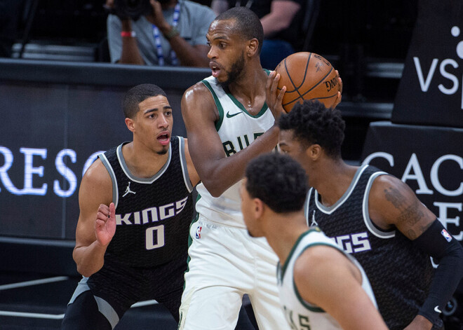 Kurucs atlabis no savainojuma, bet saspringtā "Bucks" uzvarā laukumā vēl nedodas