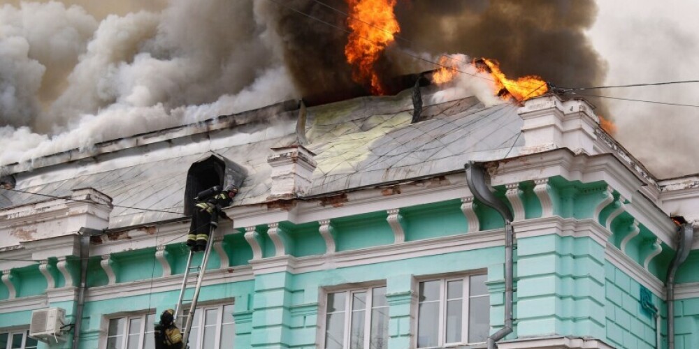 Пожарные заливают пламя, а врачи оперируют сердце: видео из горящей больницы в России