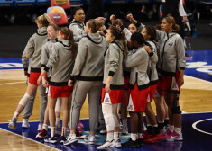 "Wildcats" basketbolistes pirms finālspēles (Māra Mote trešā no kreisās).