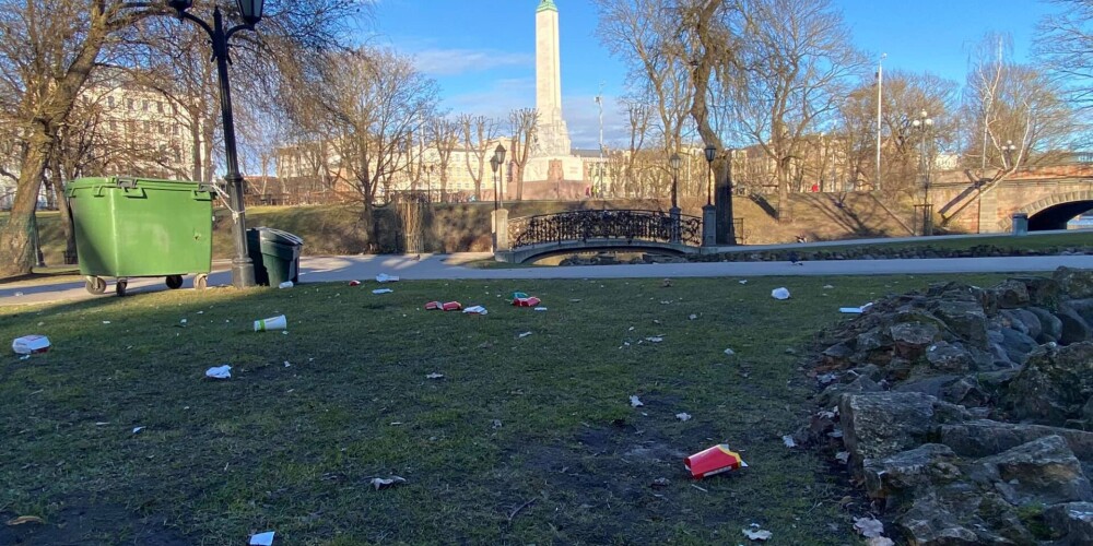 "Хотели полюбоваться столицей": центральный парк Риги в выходные выглядит как мусорная свалка