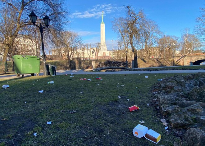 "Хотели полюбоваться столицей": центральный парк Риги в выходные выглядит как мусорная свалка