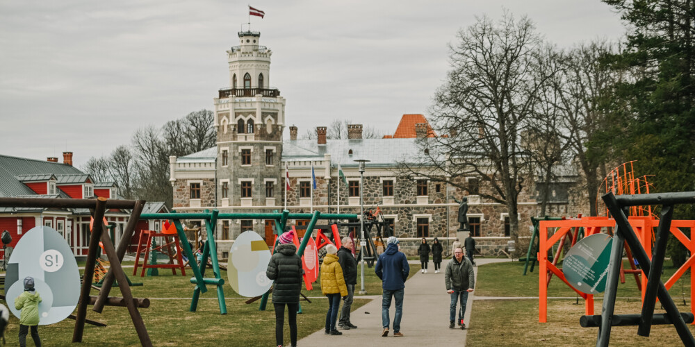 Tradicionāli Lieldienās Sigulda kļūst par simt šūpoļu galvaspilsētu, kurā lieli un mazi var izšūpoties krāšņās pašvaldības un uzņēmēju darinātās šūpolēs, taču šogad drošības apsvērumu dēļ šūpoties nebija iespējams, portālu Jauns.lv informēja Siguldas pašvaldībā.