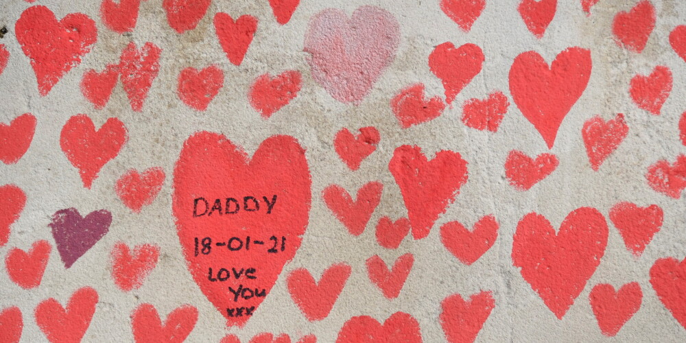 "Tēt, mīlu tevi!" Kā Londonā ar sirsniņām piemin Covid-19 upurus