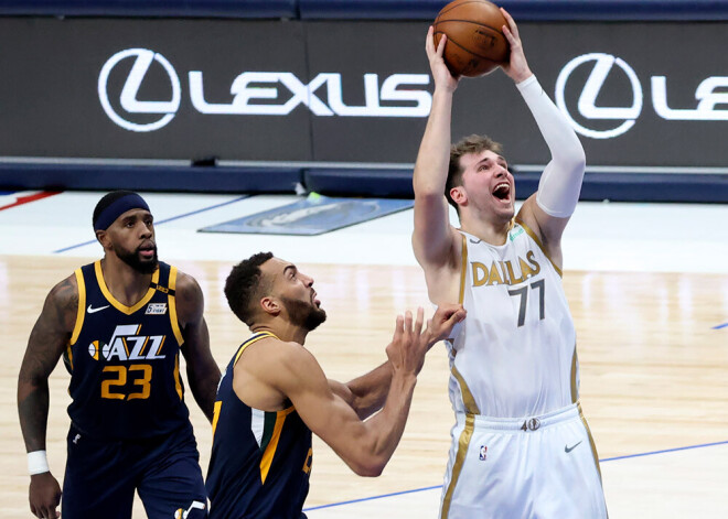 "Mavericks" bez Porziņģa aptur NBA līderes "Jazz" uzvaru sēriju