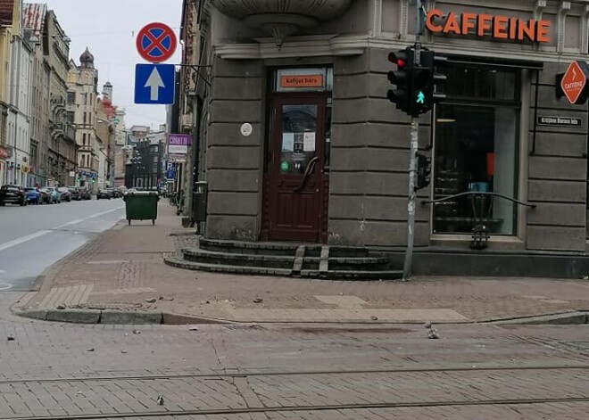 Rīgas dome pieprasīs paskaidrojumus no ēkas īpašniekiem, kāpēc krītoši gabali teju traumēja pasaules čempionu ārmreslingā