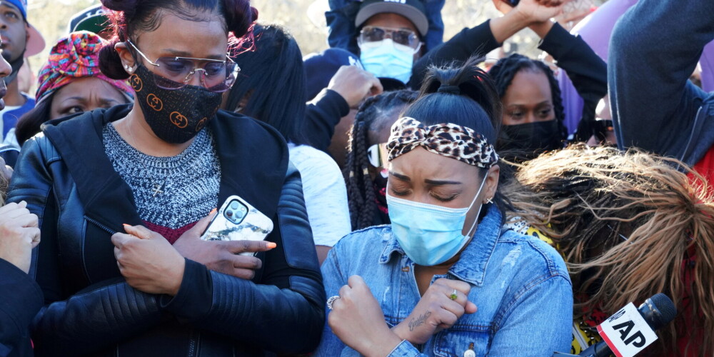 DMX dzīves sievietes un fani ar asarām acīs lūdzas pie slimnīcas par repera dzīvību