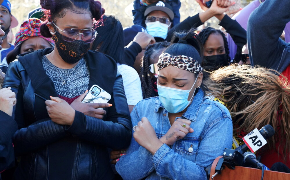 DMX dzīves sievietes un fani ar asarām acīs lūdzas pie slimnīcas par repera dzīvību