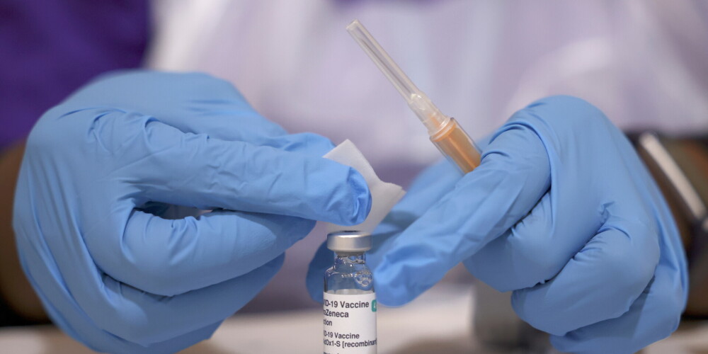 "Skaidrs, ka pastāv saistība ar vakcīnu" - Eiropas Zāļu aģentūras amatpersona saista "AstraZeneca" ar trombu veidošanos