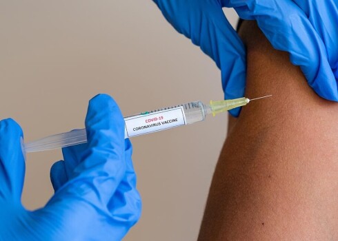 В EMA подтвердили связь между вакциной AstraZeneca и образованием тромбов