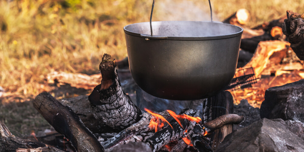 Kāds katls ir piemērotāks ēdiena gatavošanai uz ugunskura?