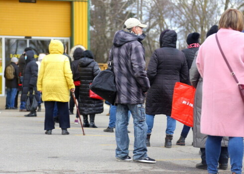 Длинные очереди спустя месяц после открытия: в Латвии по-прежнему большой интерес к магазину Mere