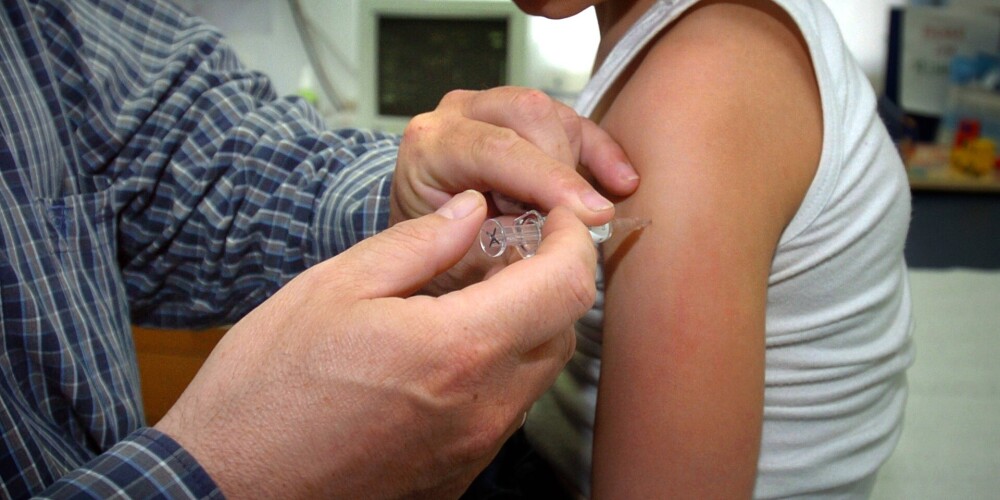 Lielbritānijā aptur "AstraZeneca" vakcīnas izmēģinājumu bērniem
