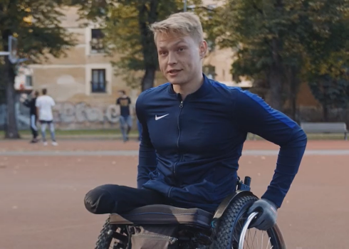 Aleksandrs piecu gadu vecumā zem vilciena zaudēja kājas