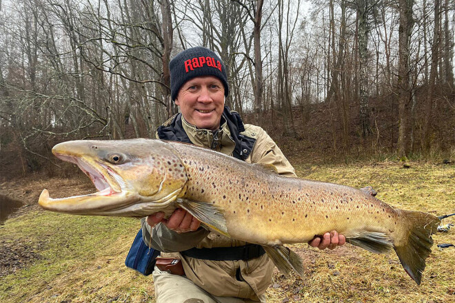 Konstantīns Koļesņikovs Salacā nomakšķerējis Latvijā vēl nebijušu rekordlomu - 6,38 kilogramus smagu un 88 centimetrus garu taimiņu.