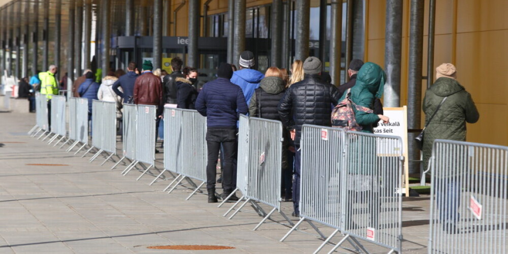 Фото: латвийцы стоят в длинных очередях за одеждой и мебелью