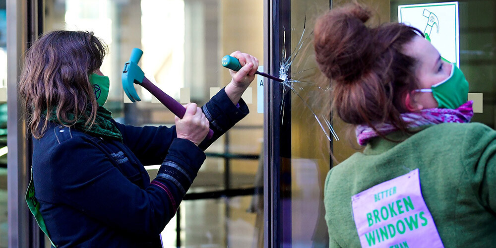 Klimata aktīvisti Londonā ar kaltu un āmuru izdauza bankas "Barclays" stiklus