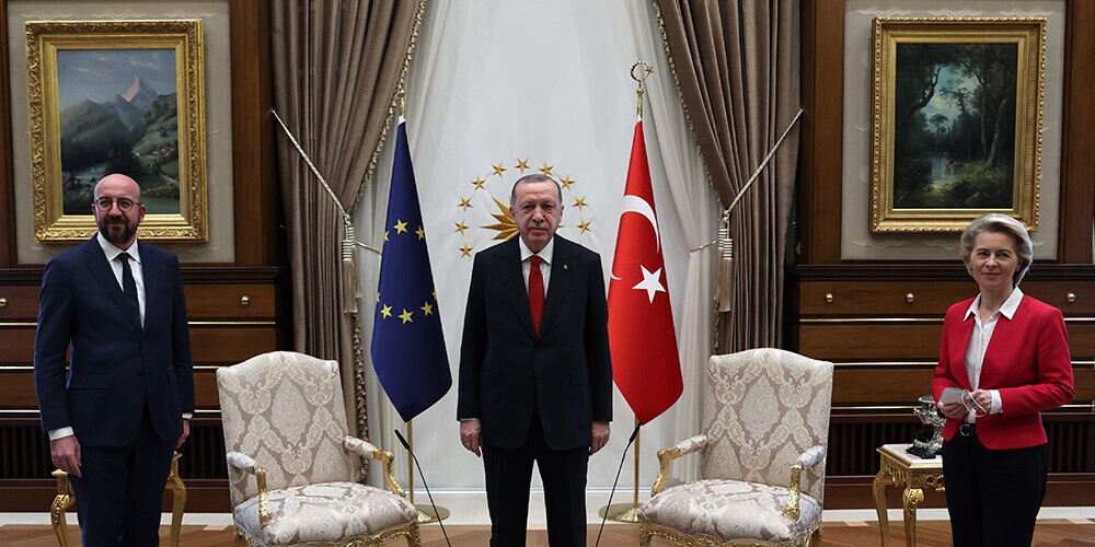 EK pikta par to, ka Leiena vizītē pie Erdogana atstāta bez krēsla