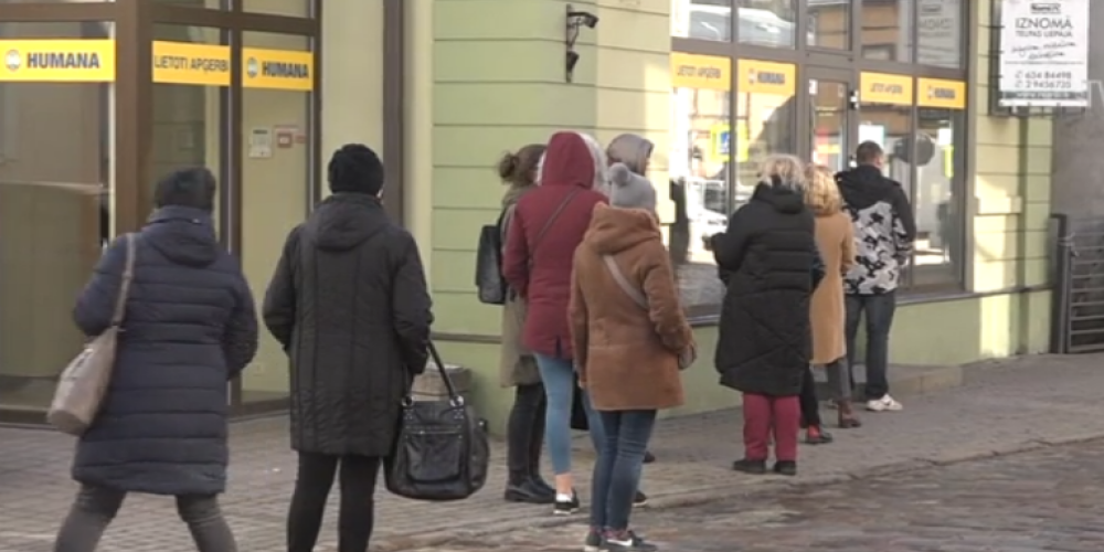«Наконец смогу купить одежду!»: Жители Латвии об открытии магазинов