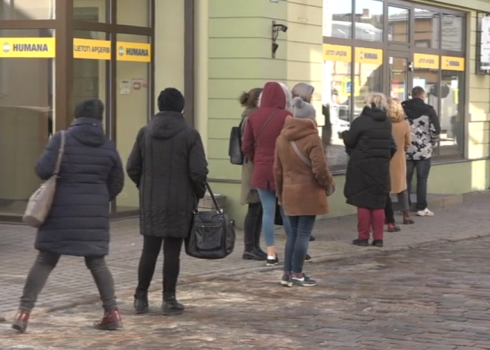 «Наконец смогу купить одежду!»: Жители Латвии об открытии магазинов