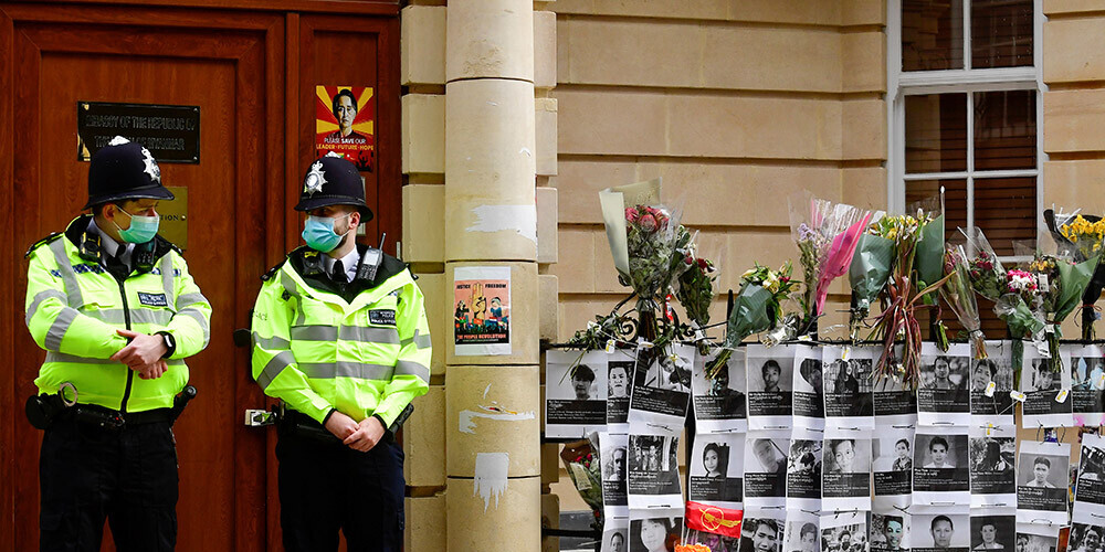 Policisti Londonā pie Mjanmas vēstniecības durvīm.