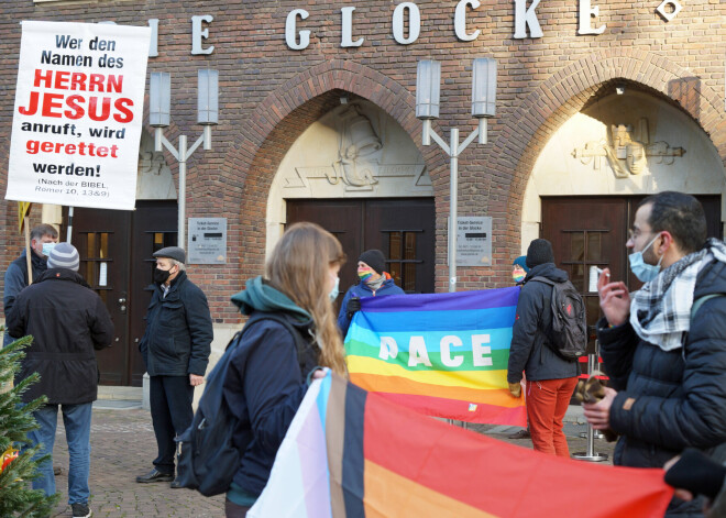 2020. gada 25. novembrī pie Brēmenes koncertzāles “Die Glocke”, kur tiesāja garīdznieku Olafu Lacelu sadūrās divas protestēju demonstrācijas – vieni pieprasīja viņa attaisnošanu, otri – sodīšanu.