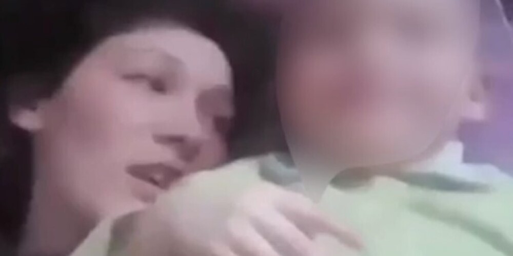 "Мать года": женщина решила покорить TikTok видеороликом с матерящимся 3-летним сыном