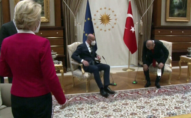 Kamēr Erdogans un Mišels otrdien Ankarā prezidenta pilī apsēdās krēslos līdzās Turcijas un ES karogiem, Leienai vieta atradusies nedaudz atstatu uz dīvāna.