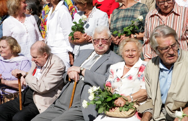 Latvijas Nacionālā teātra vecmeistari Oļģerts Šalkonis (no labās), Maiga Grīnberga, Kārlis Sebris, Alfreds Jaunušans un Velta Līne Latvijas Nacionālā teātra kolektīva fotografēšanās l.aikā uzsākot jauno sezonu.