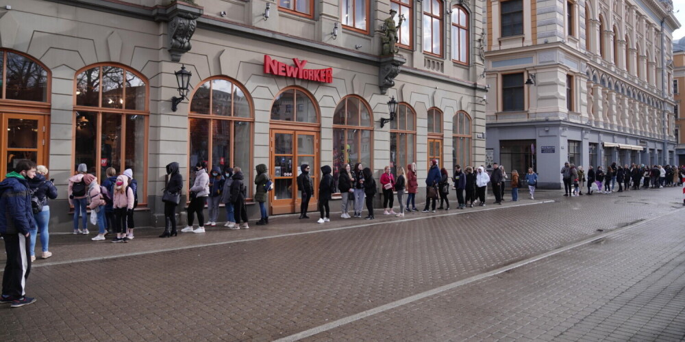 Открытие после ЧС: самые большие очереди жители Латвии стояли у магазинов ношеной одежды