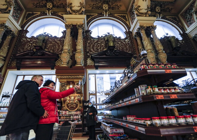 Maskavā tiek slēgts vēsturisks pārtikas un kulinārijas veikals, kas pastāvējis vairāk nekā gadsimtu. Padomju gados tas bijis pazīstams kā "Gastronoms Nr.1", un tajā gan vietējie, gan tūristi bija iecienījuši iegādāties delikateses, dzērienus un suvenīrus. Šobrīd, vēl pēdējie tā apmeklētāji steidz pēdējo reizi iegādāties kādas preces, no nu jau pustukšajiem plauktiem. 