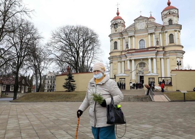 Lietuvā ar koronavīrusu inficējušies vēl 1155 cilvēki; 13 miruši