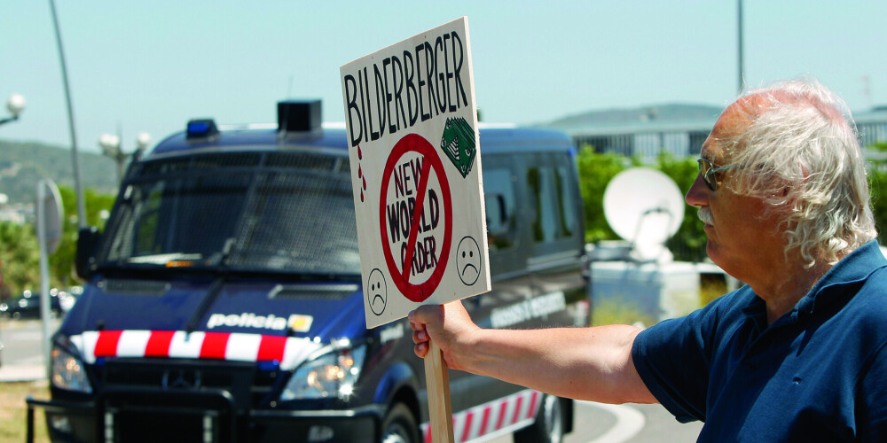 Cilvēki protestē pret Bilderbergas sanāksmi Sitgesā netālu no Barselonas.  2010. gada 3. jūnijs