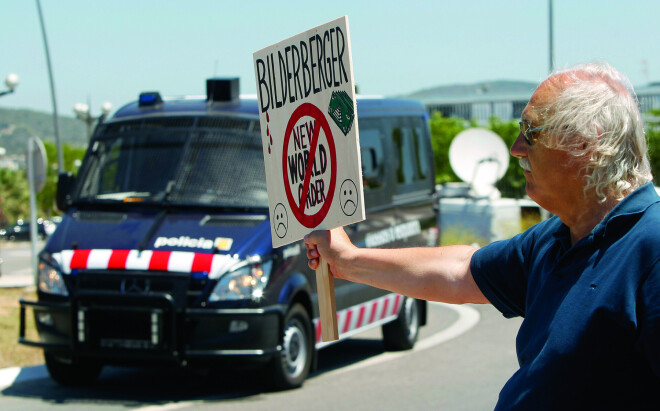 Cilvēki protestē pret Bilderbergas sanāksmi Sitgesā netālu no Barselonas. 2010. gada 3. jūnijs