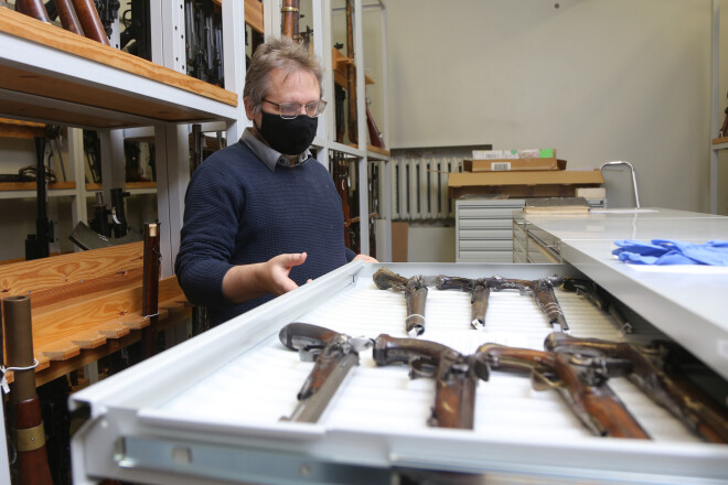 Kara muzejam ir arī sava restaurācijas darbnīca, kurā nonāk tie ieroči, kuriem vajag šo to pielabot un uzfrišināt.