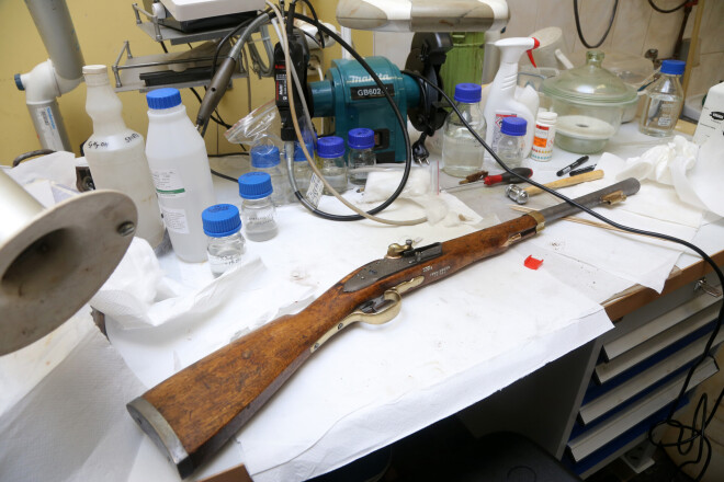 Kara muzejam ir arī sava restaurācijas darbnīca, kurā nonāk tie ieroči, kuriem vajag šo to pielabot un uzfrišināt.