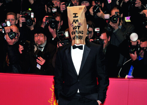 Maskā, ar papīra maisu galvā un zīmīgu vēstījumu - kā slavenības slēpjas no paparaci