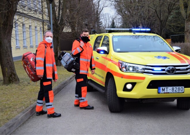 Jaunos auto dzīvības glābējiem aprīko pēc mediķu norādēm