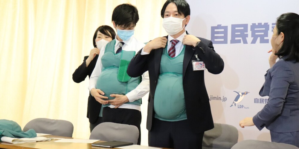 Японские депутаты два дня ходили беременные