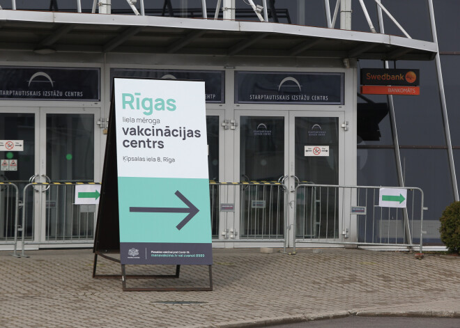 Sestdienas rītā Rīgā, Ķīpsalas hallē, vēl pirms oficiālā vakcinēšanas centra darba laika sākuma bija vērojama visai liela iedzīvotāju interese vakcinēties pret Covid-19, izmantojot "dzīvās rindas" iespēju. Pie vakcinēšanas centra vēl pirms plkst.9 bija pulcējušies vairāki desmiti cilvēku, kurus arī sāka raiti apkalpot. Kārtības ievērošanu rindā pieskata pašvaldību policisti un zemessargi.