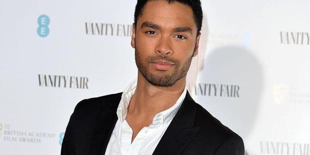 Реге-Жан Пейдж (англ. Regé-Jean Page; родился в 1990, Лондон, Великобритания) - британский актёр театра и кино. Получил известность благодаря роли герцога Гастингса в телесериале «Бриджертоны» (2020), за которую он номинировался на премию Американской Гильдии киноактеров в категории «Лучший актёр в драматическом сериале». 