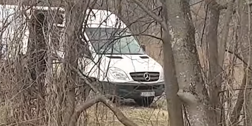 VIDEO: "Mercedes" busiņš izgāž mēslus uz Paralimpiskā sporta centra zemes