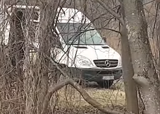 VIDEO: "Mercedes" busiņš izgāž mēslus uz Paralimpiskā sporta centra zemes