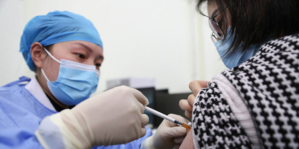 Ķīnas amatpersona atzīst, ka valstī izstrādātajām Covid-19 vakcīnām nav ļoti augsti aizsardzības rādītāji