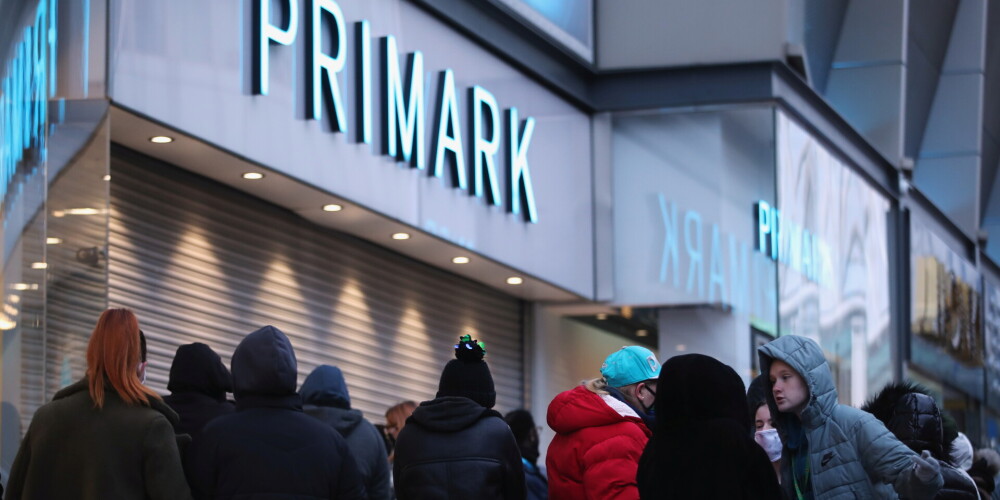 FOTO: angļi šturmē "Primark" veikalus, bārus un citas vietas, kas 3 mēnešus bija ciet