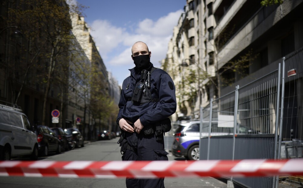 Apšaude Parīzes slimnīcā; uzbrucējs no notikuma vietas aizbēg. FOTO